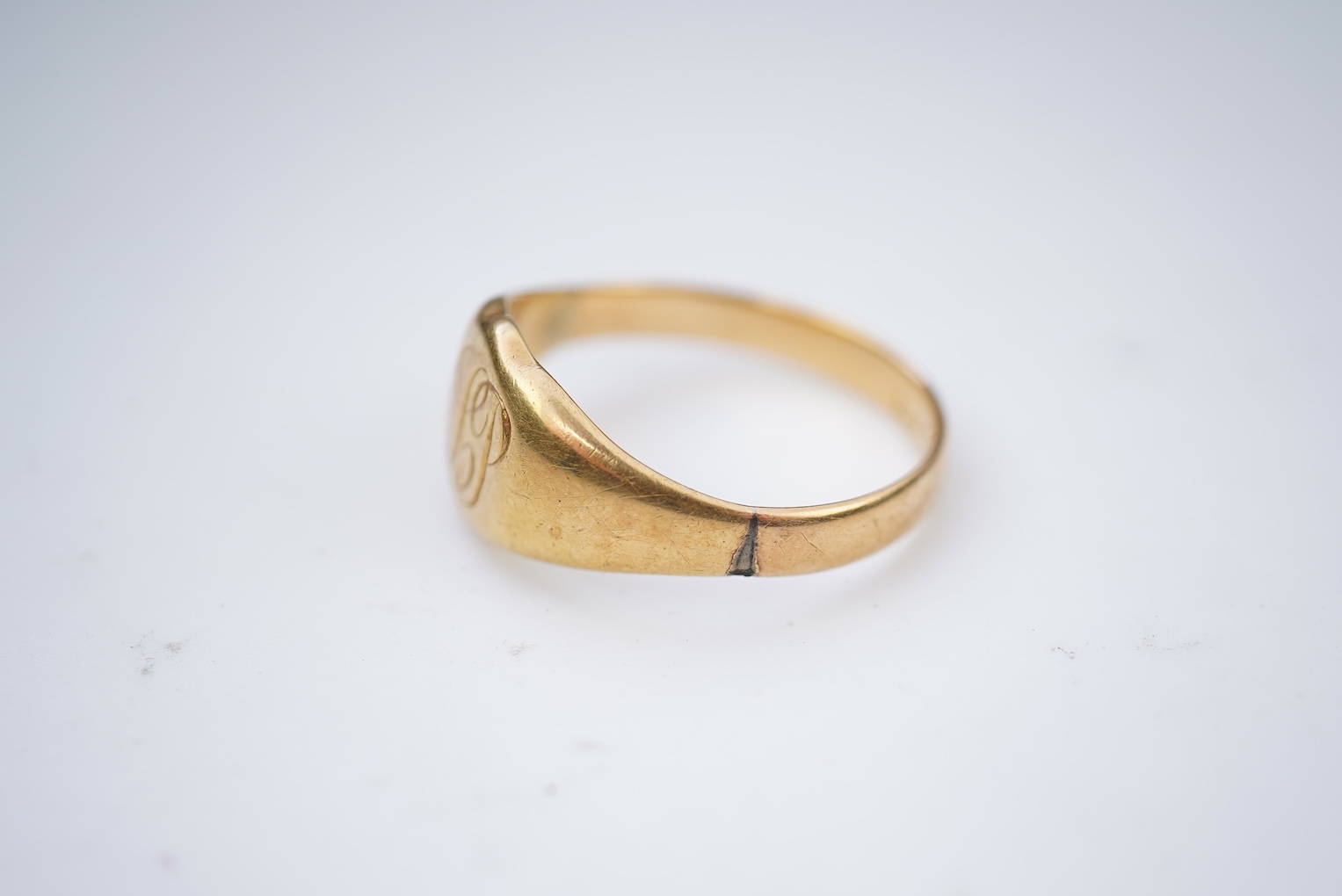 An 18ct gold signet ring